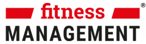 Logo mit dem Wort "Fitness" in fetten roten Kleinbuchstaben, flankiert von roten Balken, über dem Wort "MANAGEMENT" in fetten schwarzen Großbuchstaben.