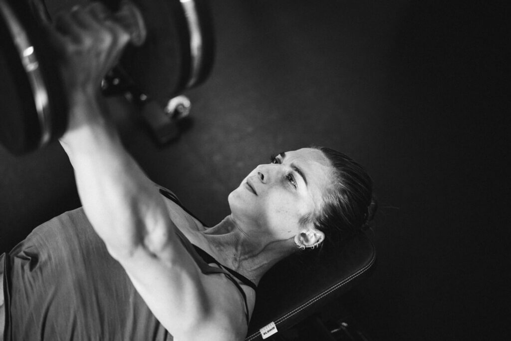 Personal Training mit Kurzhantel im Studio in Hamburg