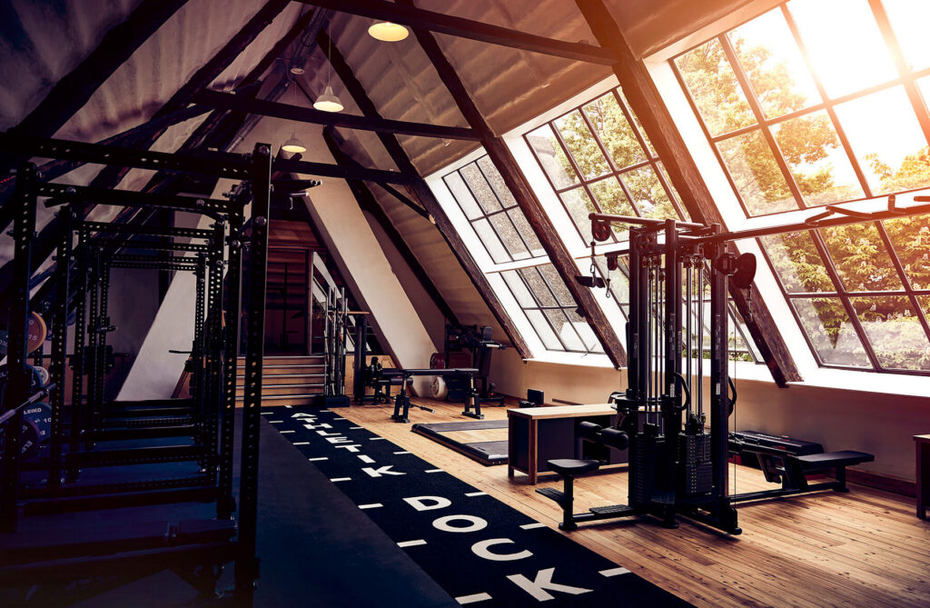 Trainingsraum mit großer Fensterfront im Personal Training Studio von Athletik Docks in Hamburg Altona