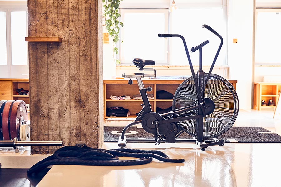 Trainingsraum im Personal Training Studio von Athletik Docks in Hamburg Sternschanze mit Bike