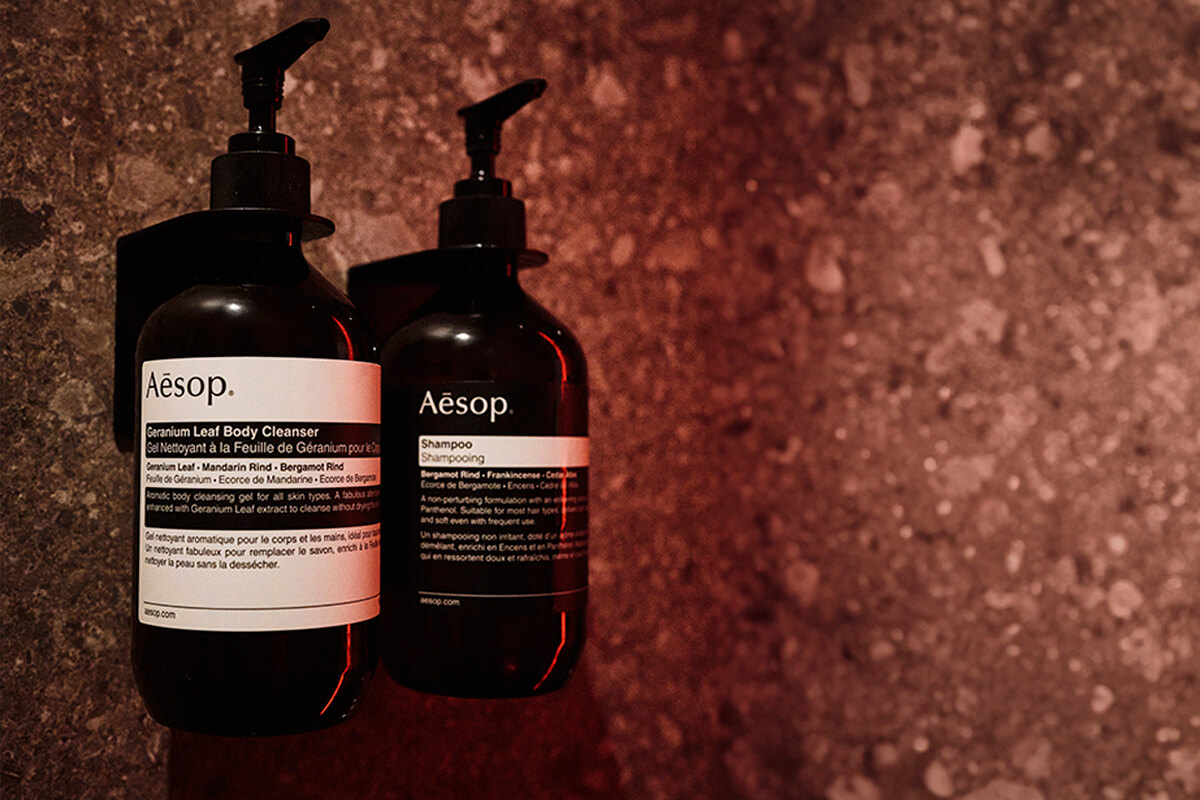 Aesop Pflegeprodukte im Umkleidebereich des Athletik Docks Studio St. Pauli Hamburg