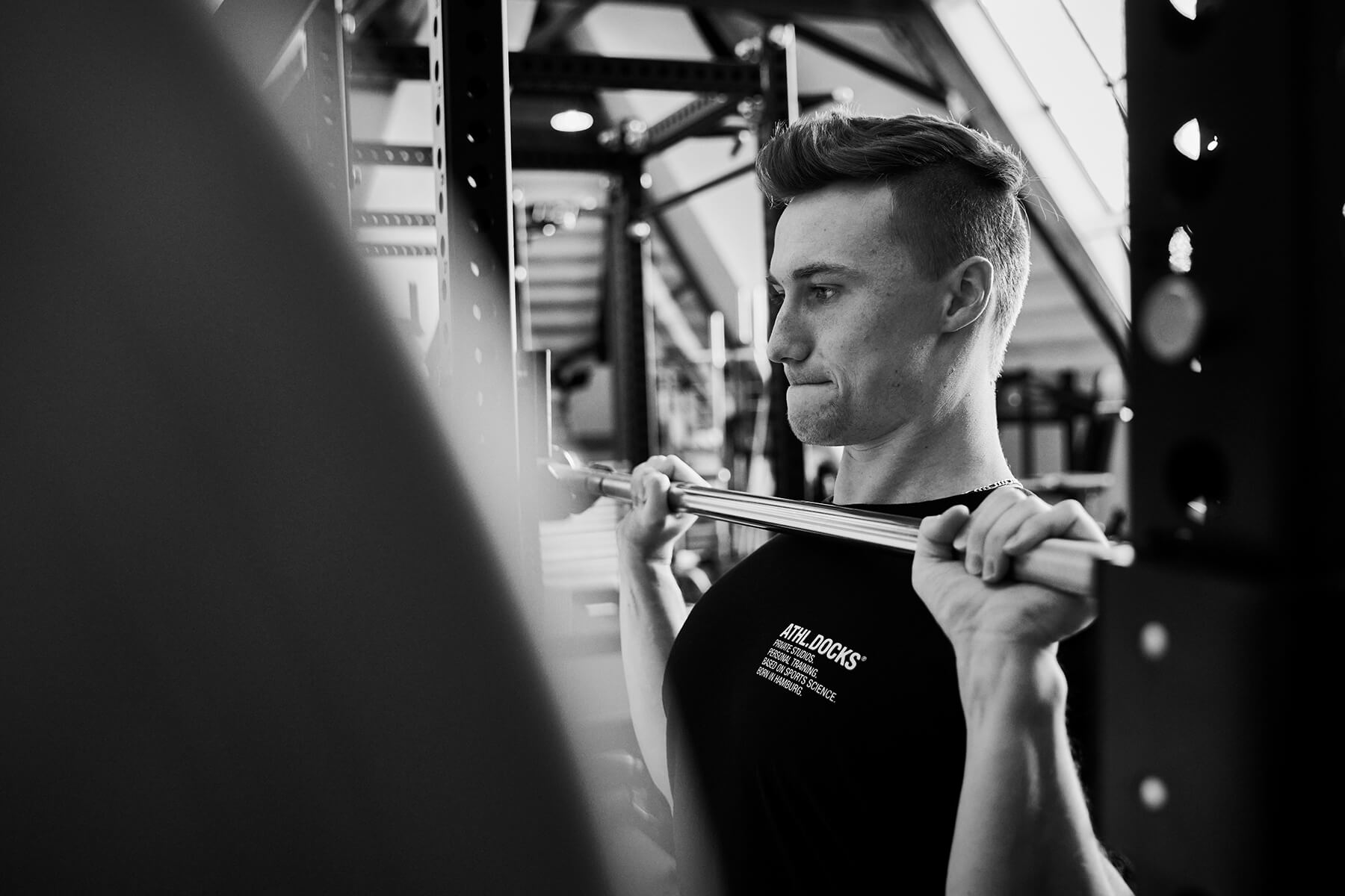 Trainer beim Langhanteltraining im Athletik Docks Studio Altona Hamburg