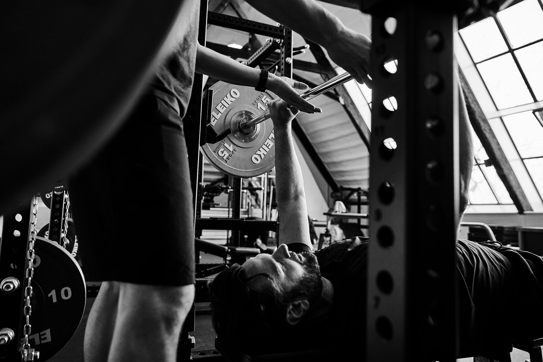 Trainer sichert aktiv beim Bankdrücken im Athletik Docks Studio Altona Hamburg