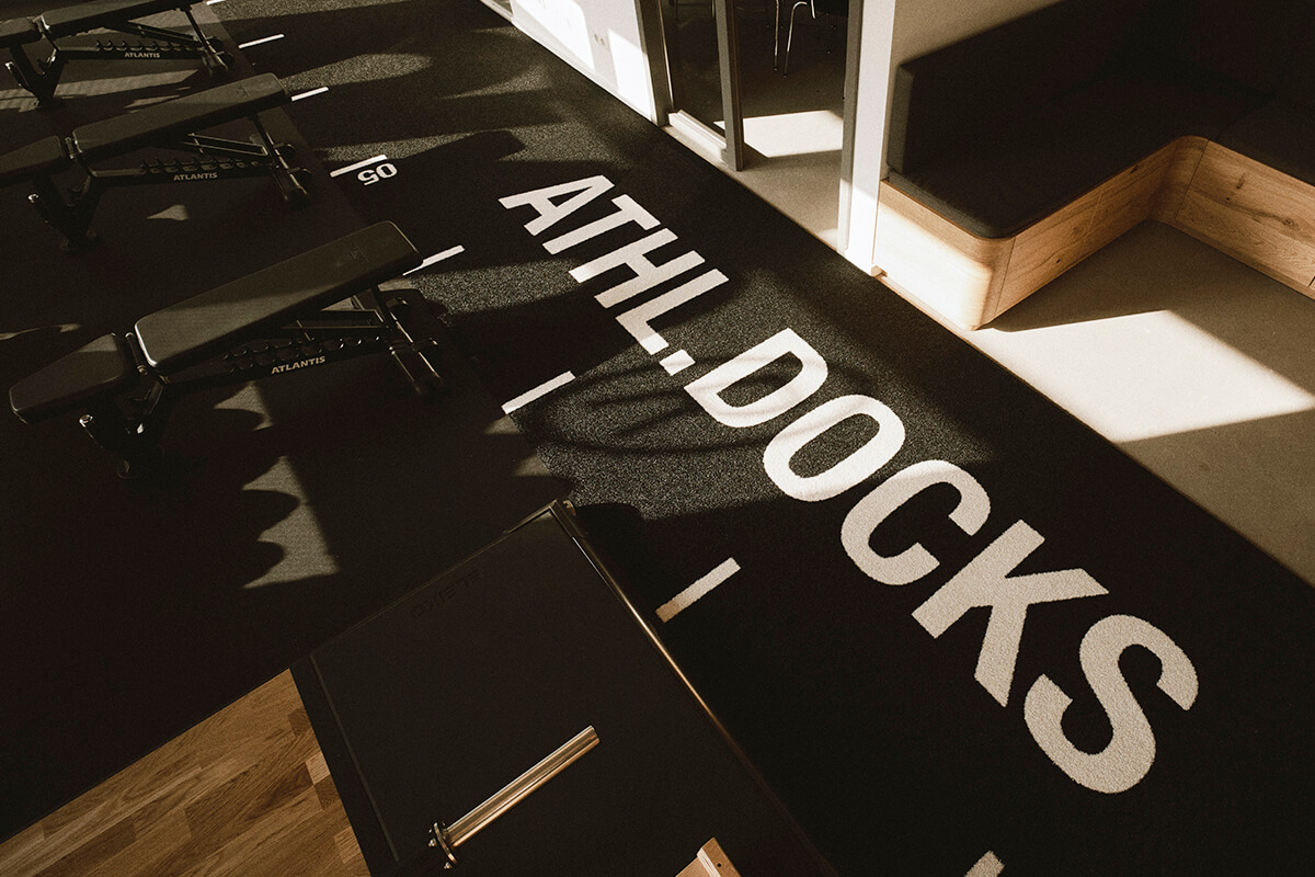 Trainingsboden mit Athletik Docks Branding im Studio St. Pauli Hamburg